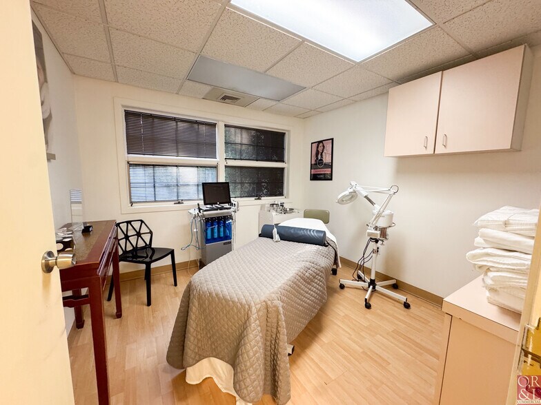 More Photos Of 687 Straits Tpke, Middlebury Medical For Lease