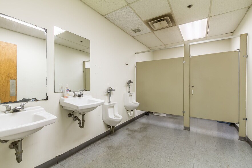 More Photos Of 2081 Division St, Palmyra Manufacturing For Lease