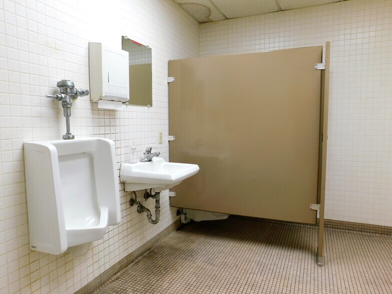 More Photos Of 720 SW F Ave, Lawton Manufacturing For Sale