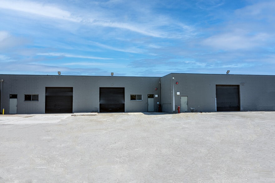 More Photos Of 13330-13340 Raymer St, North Hollywood Manufacturing For Sale