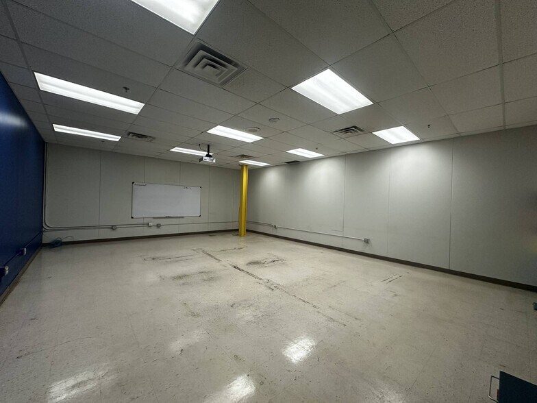 More Photos Of 400-500 Grand Ave, Joplin Office For Lease