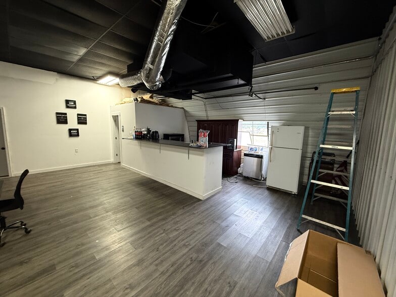 More Photos Of 3448 Highway 14, Laurens Light Distribution For Sale