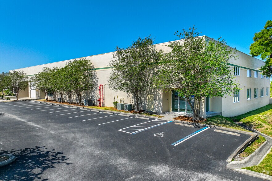 More Photos Of 6950 112th Cir, Largo Warehouse For Lease