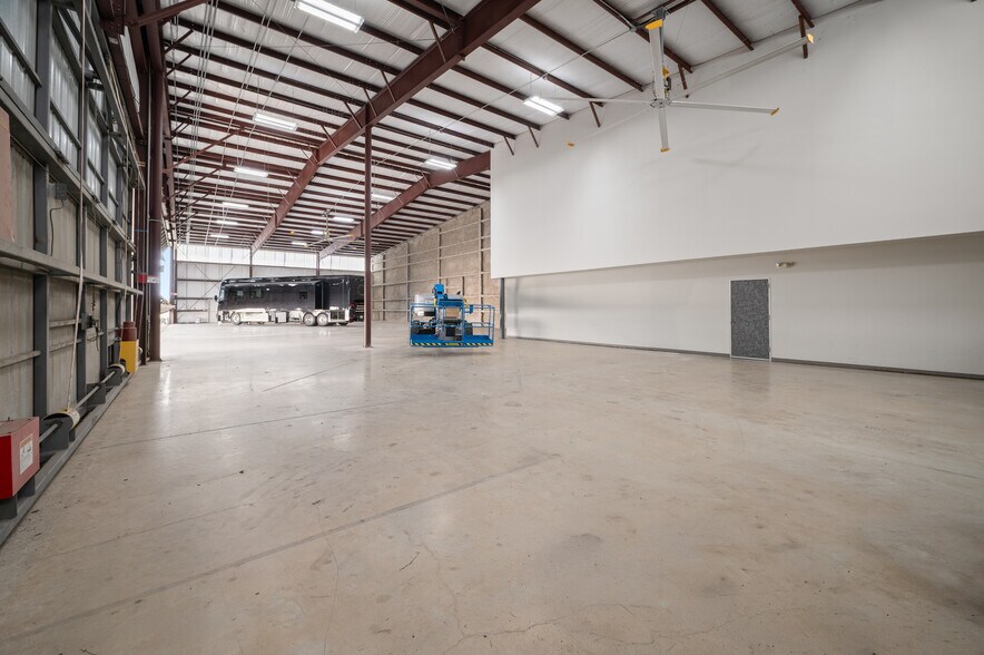 More Photos Of 20115 Stuebner Airline Rd, Spring Airplane Hangar For Lease