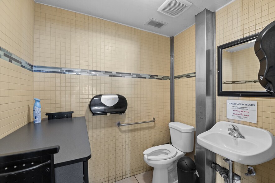 More Photos Of 201 S Broadway, Green Bay Restaurant For Sale