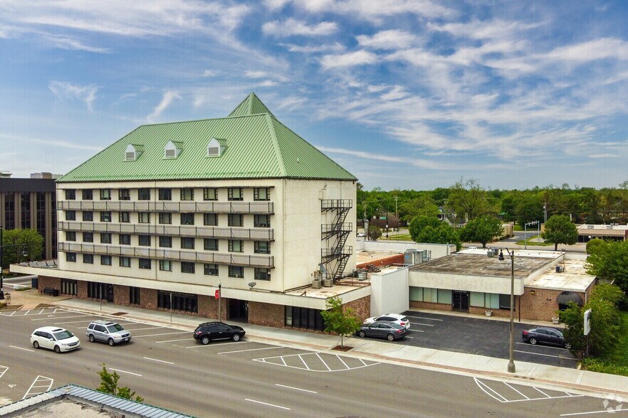 More Photos Of 330 W Gray St, Norman Unknown For Lease