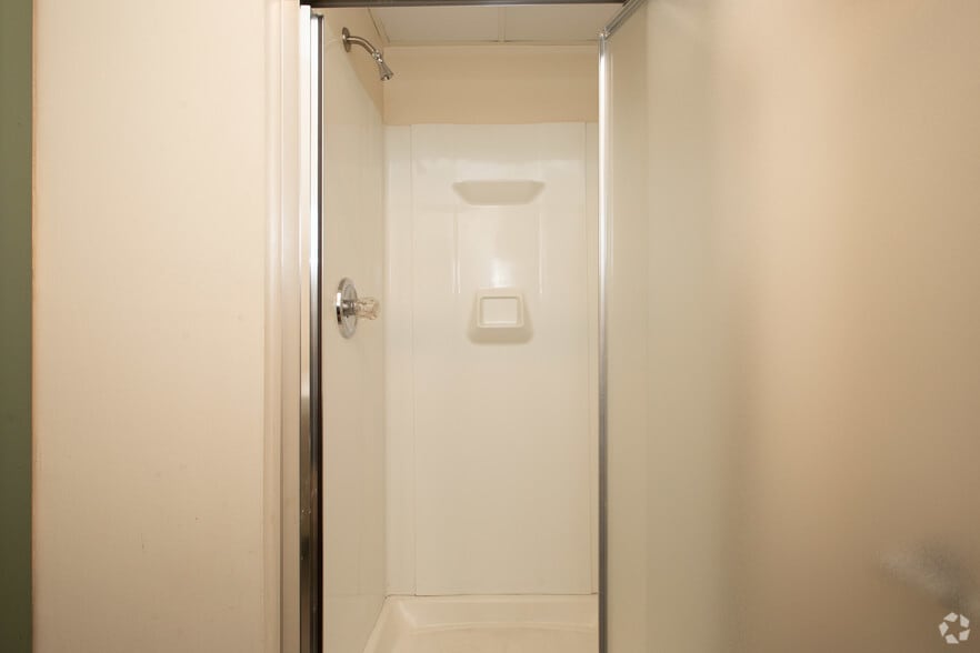 More Photos Of 101 Industrial Park Rd, Vernon Manufacturing For Lease