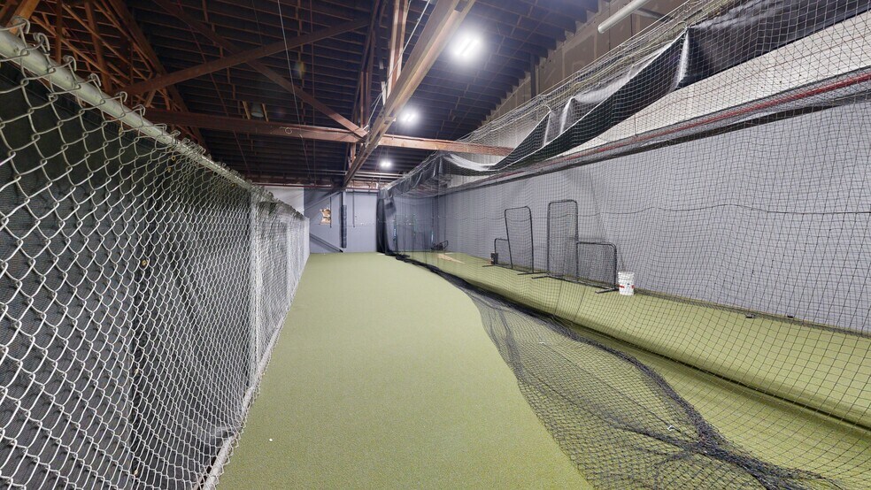 More Photos Of 920 Cedar Ave, St Charles Light Distribution For Lease