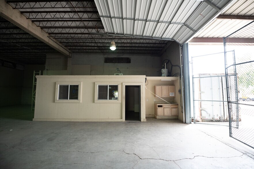 More Photos Of 1303 S Comal St, San Antonio Manufacturing For Lease