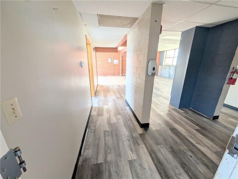 More Photos Of 910 New York St, Humboldt Freestanding For Sale