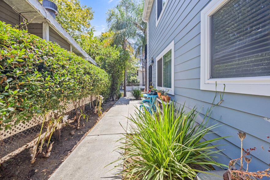 More Photos Of 1034 Pleasantview Ave, Venice Apartments For Sale