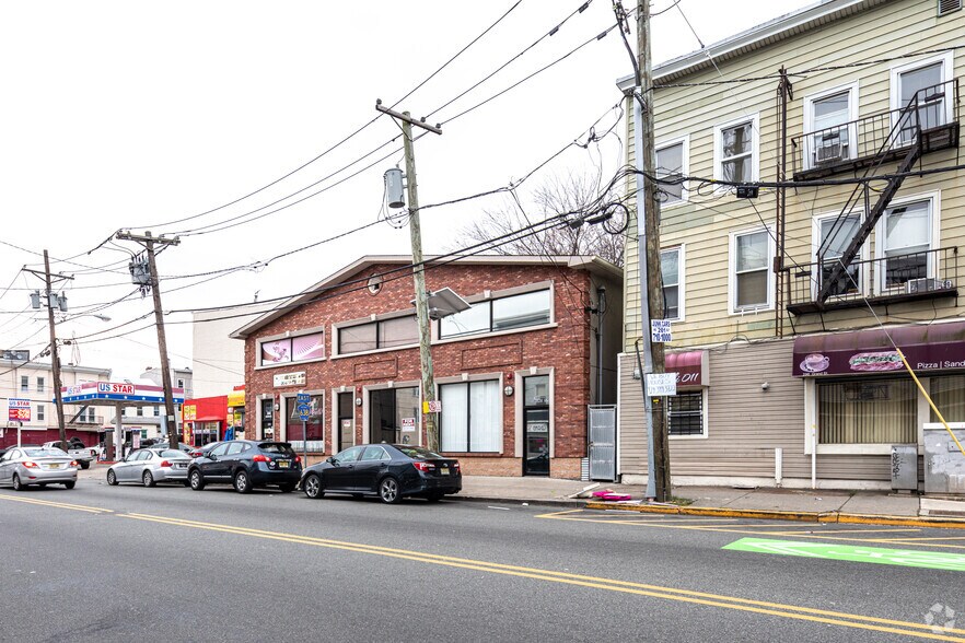 Primary Photo Of 300-304 Grand St, Paterson Restaurant For Lease