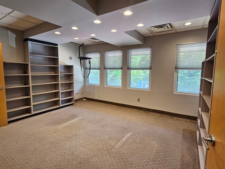 More Photos Of 202 E Main St, Huntington Medical For Lease