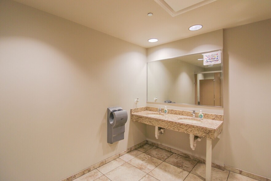 More Photos Of 6400 N Northwest Hwy, Chicago Apartments For Lease