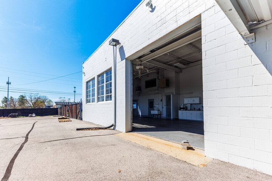 More Photos Of 5513 N Oxford St, Indianapolis Showroom For Lease