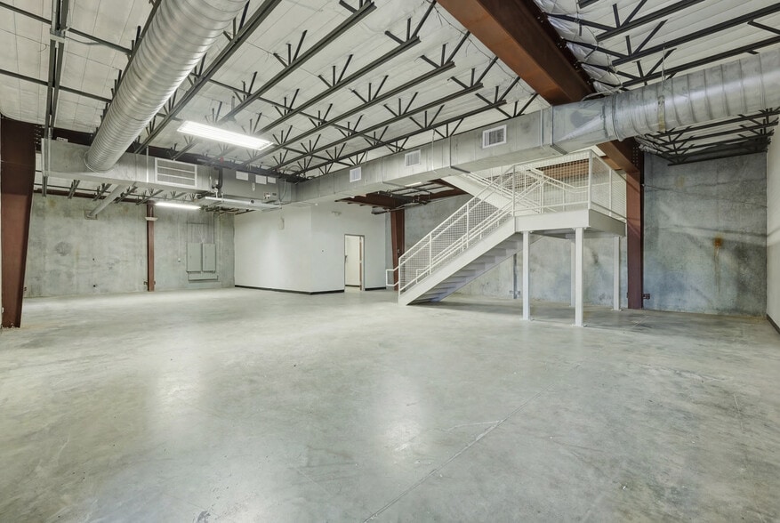 More Photos Of 6305 Beverlyhill St, Houston Warehouse For Sale