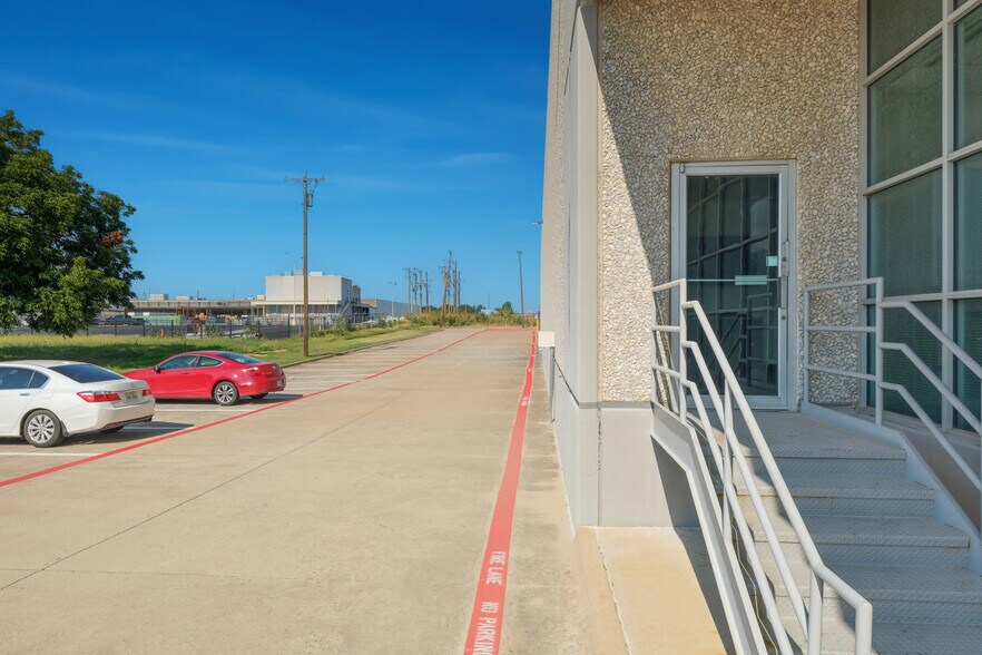 More Photos Of 1825 Westpark Dr, Grand Prairie Warehouse For Lease
