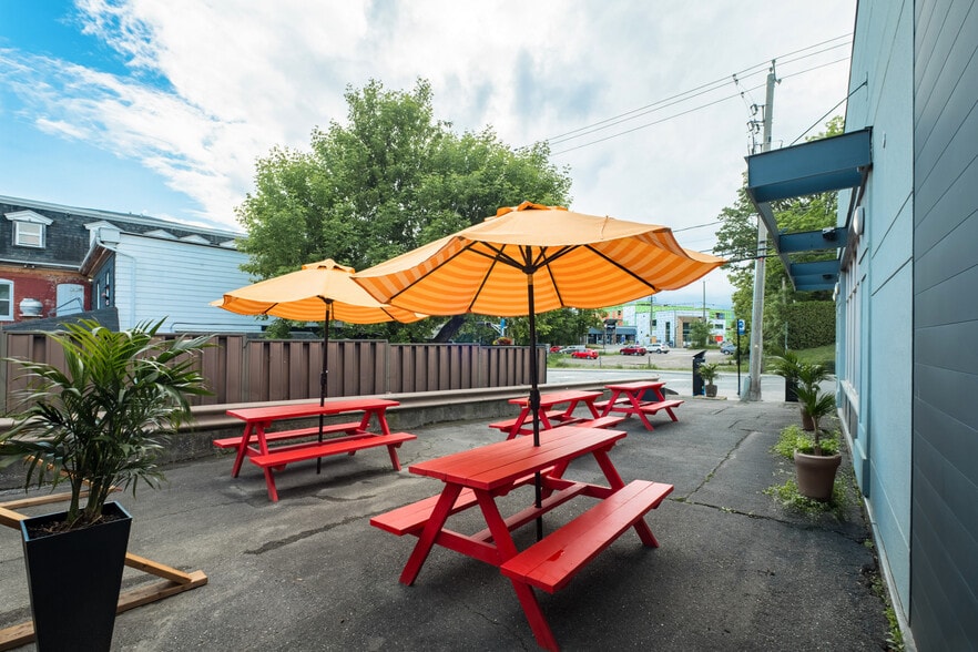More Photos Of 50 Rue Merry N, Magog Restaurant For Sale