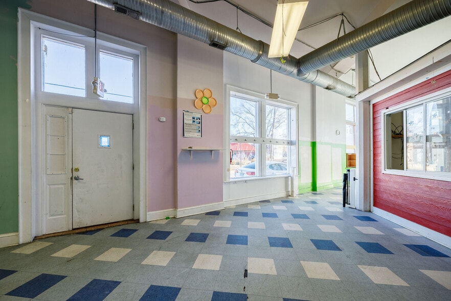More Photos Of 300 W Clay St, Richmond Storefront Retail Residential For Lease