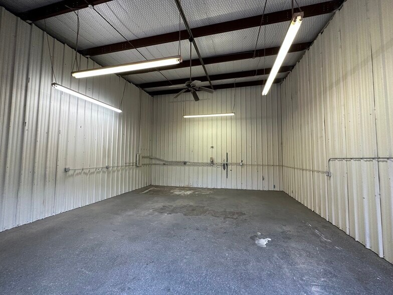 More Photos Of 120 N Dooley St, Grapevine Warehouse For Lease