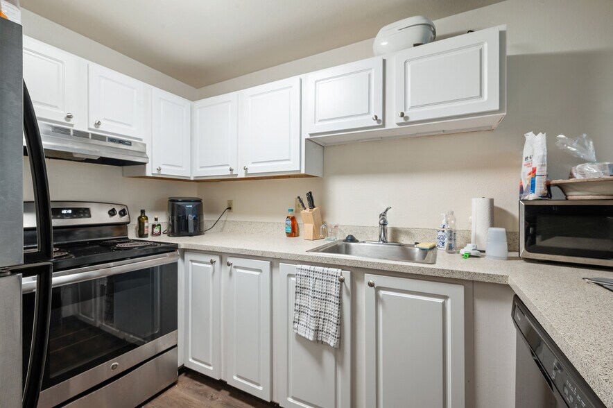 More Photos Of 2418 NW 57th St, Seattle Multifamily For Sale