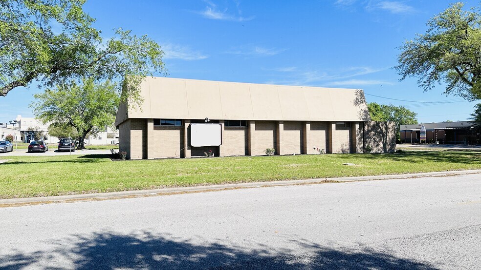 Primary Photo Of 6502 Memorial Dr, Texas City Medical For Sale