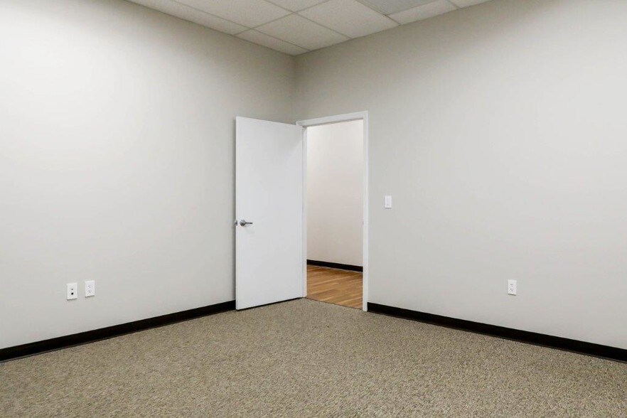 More Photos Of 14101-14105 Mccormick Dr, Tampa Light Manufacturing For Lease