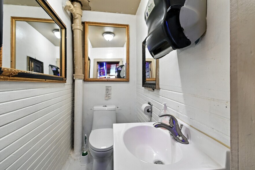 More Photos Of 451 Grace St, Mansfield Bar For Sale