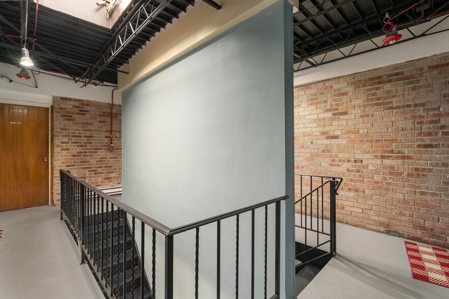 More Photos Of 3100 S Oak Park Ave, Berwyn Office For Sale