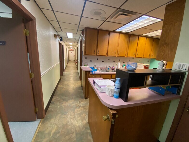 More Photos Of 2228 W College St, Springfield Veterinarian Kennel For Sale