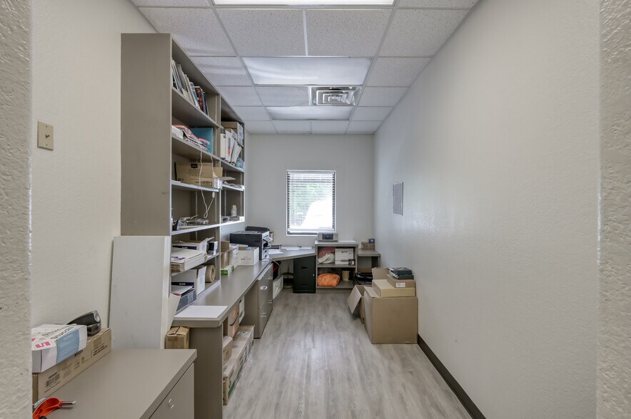 More Photos Of 508 Bryant Rd, Conroe Manufacturing For Sale