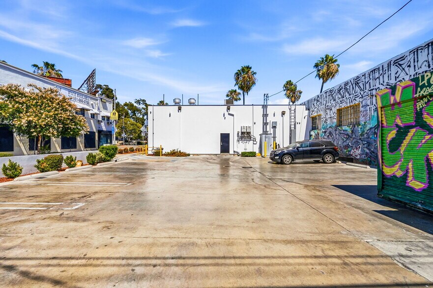More Photos Of 465 N Fairfax Ave, Los Angeles Fast Food For Lease