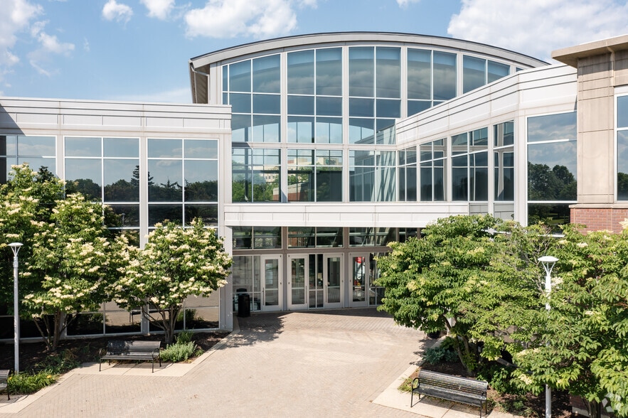 More Photos Of 1120 E Diehl Rd, Naperville Office For Lease