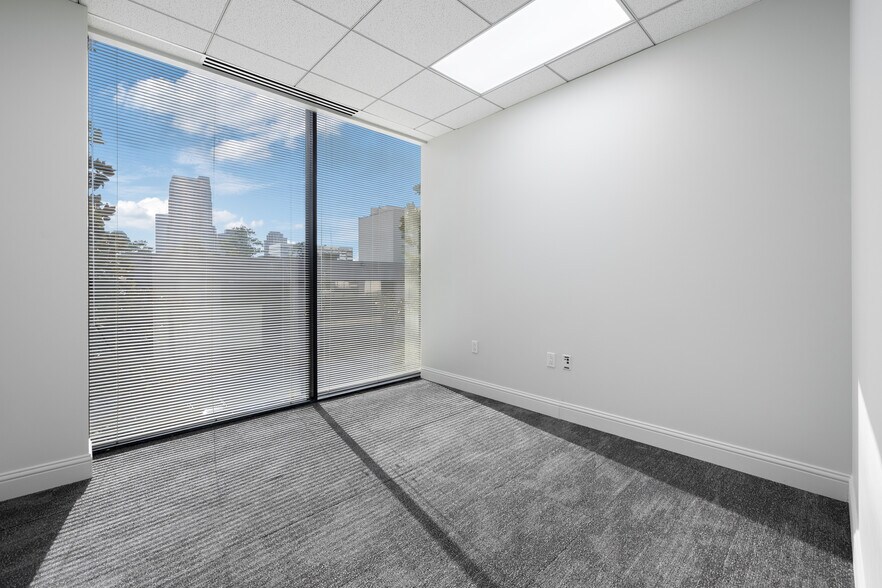 More Photos Of 17 S Briar Hollow Ln, Houston Office Residential For Lease