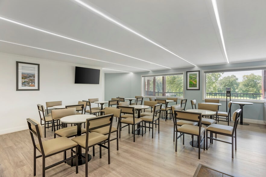 More Photos Of 170 Eastbrook Rd, Smoketown Hotel For Sale