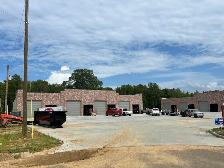 More Photos Of 124 Kimball Dr, Madison Showroom For Lease