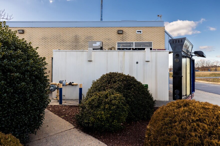 More Photos Of 172 W Old Cross Rd, New Market Fast Food For Lease