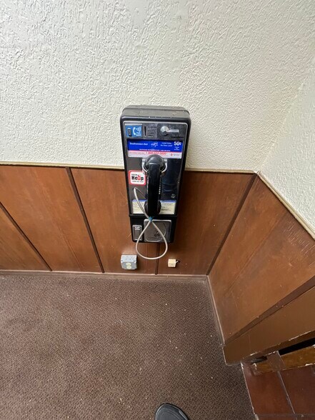 More Photos Of 204 N Alamo Blvd, Marshall Flex For Sale