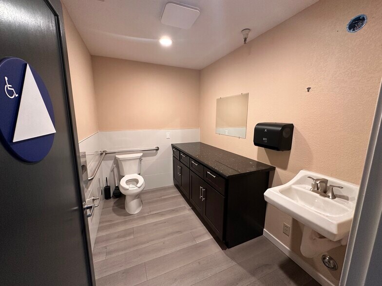 More Photos Of 910 Major Sherman Ln, Monterey Medical For Lease