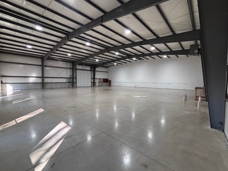 More Photos Of 2785 Klondike Rd, West Lafayette Showroom For Lease