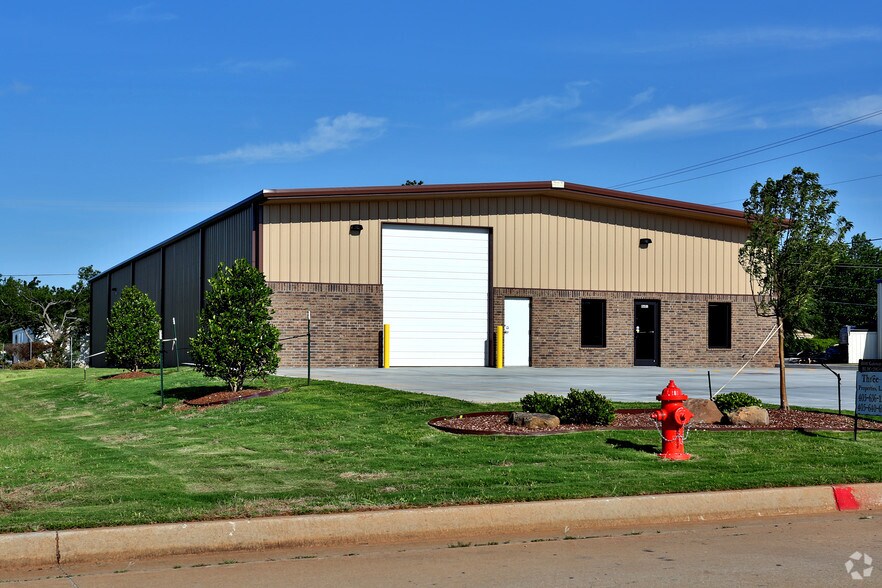 More Photos Of 8601 Gateway Ter, Oklahoma City Warehouse For Lease