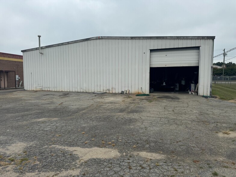 More Photos Of 568 Bypass 72 NW, Greenwood Freestanding For Sale