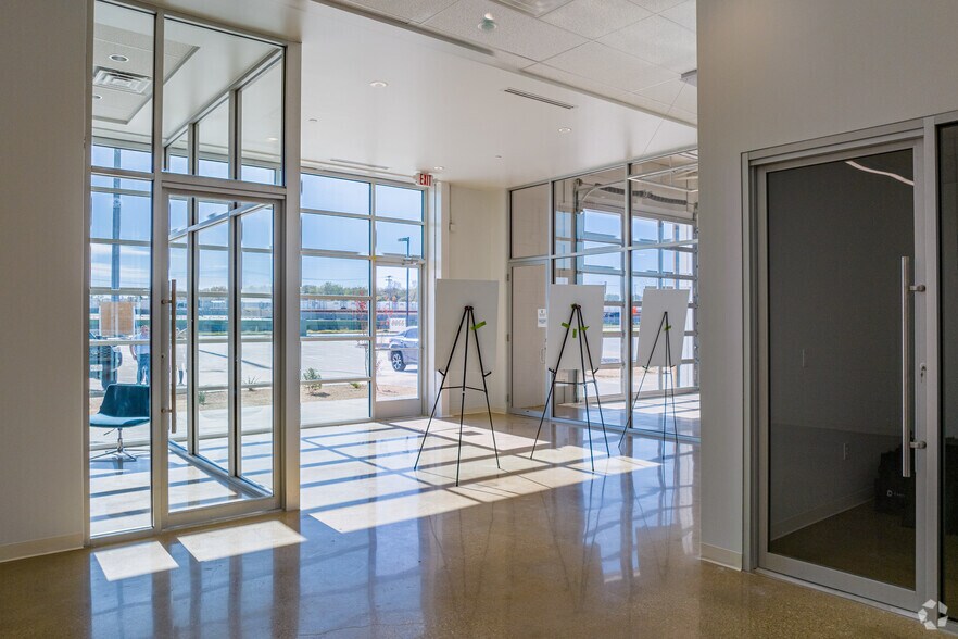 More Photos Of 3216-3308 Royalty Row, Irving Showroom For Lease