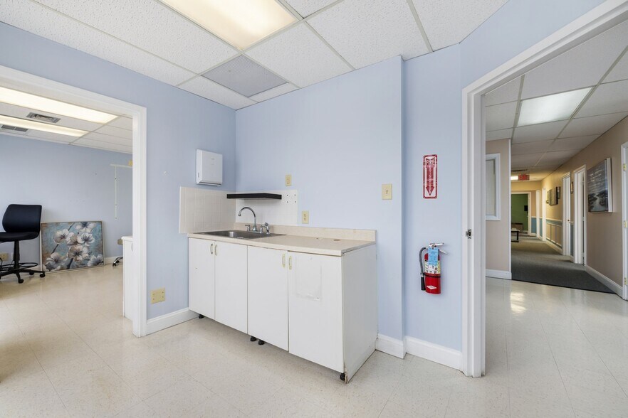 More Photos Of 2616 Sherwood Hall Ln, Alexandria Medical For Sale