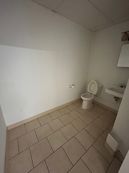 More Photos Of 102 Flagship Dr, Lutz Storefront Retail Office For Lease