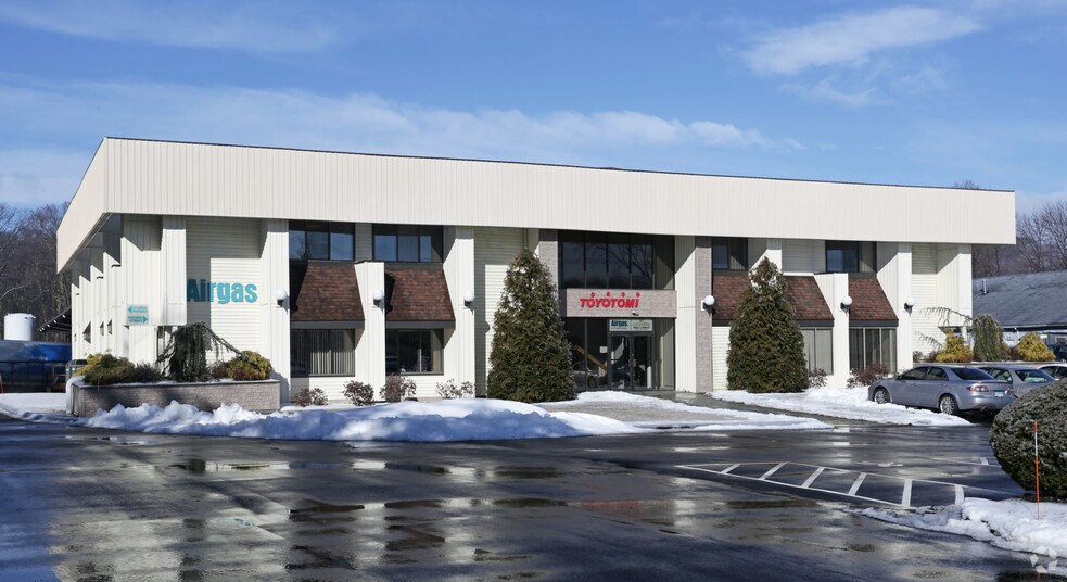 More Photos Of 604 Federal Rd, Brookfield Light Manufacturing For Lease