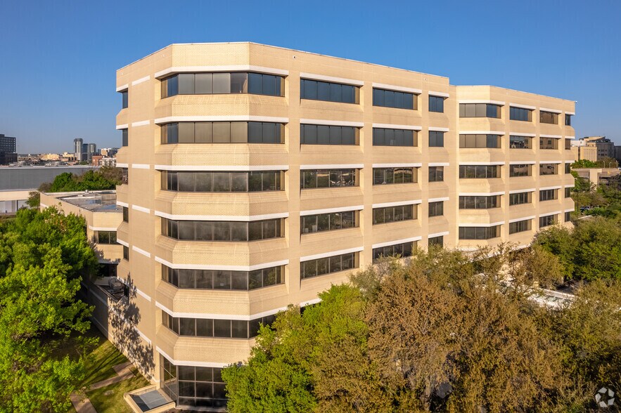 More Photos Of 411 N Washington Ave, Dallas Office For Sale