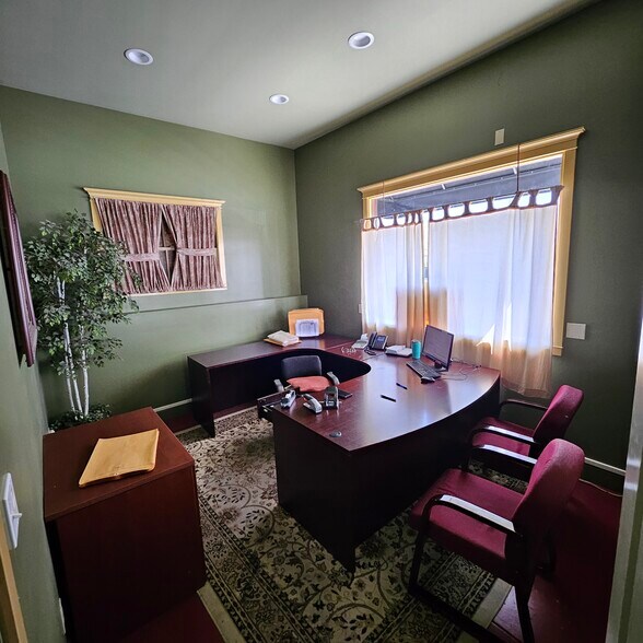 More Photos Of 800-810 W 9th St, San Pedro Office For Sale