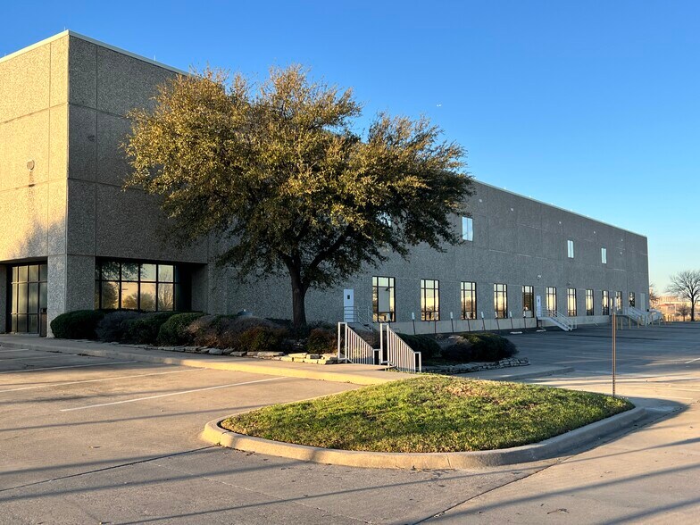 More Photos Of 4701 Mercantile Dr, Fort Worth Showroom For Sale