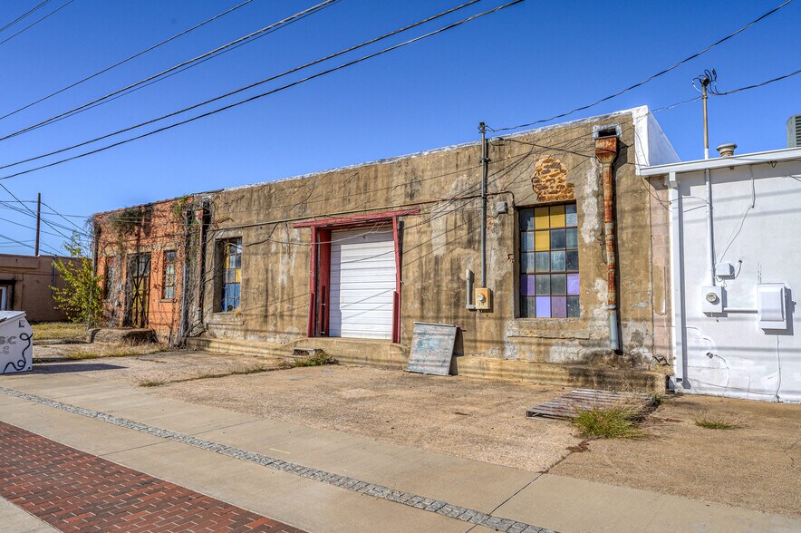 More Photos Of 116 W Woodard St, Denison Flex For Sale